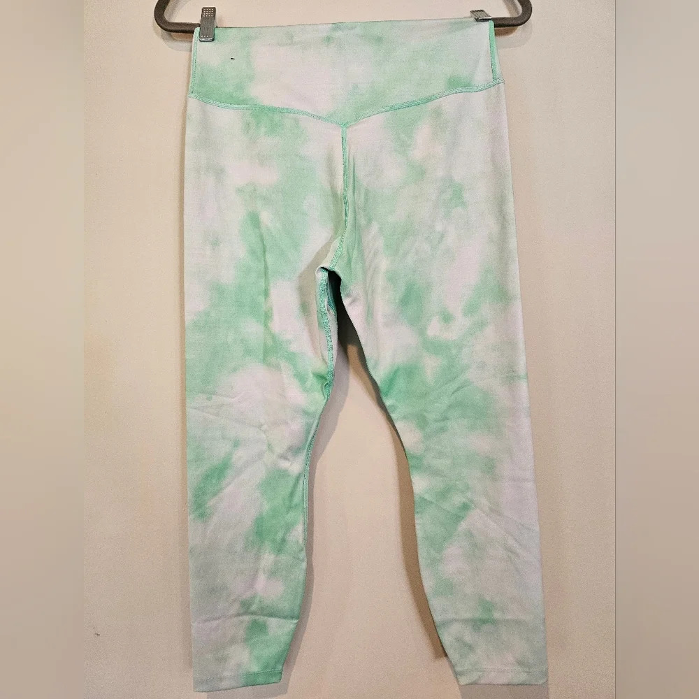 Nike Women's Size Medium• Dri-Fit Icon Clash Green White Tie Dye 21 inch Cropped - Picture 4 of 10